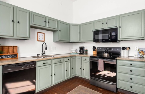East End House | Five Points Jewel Charming 100-Year-Old Cottage, Walk to Eastside Hotspots