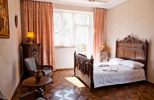 Yavory Apartment | Five Room Central Gorgeous Apartment with Garden