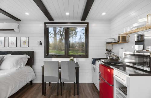 Willis Resort | Five Spice Powder 2 mins to Lake Conroe! Heated Pool, Stocked Ponds, Cute Pygmy Goats