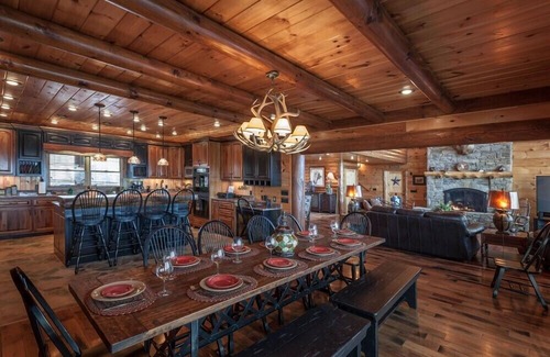 Morganton Cabin | Five Star Lodge and Stables is pet friendly with a big mountain view. hot tub, firepits. Ideal for Weddings and Corporate Retreats