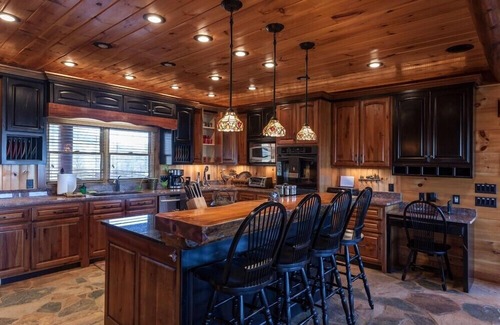 Morganton Cabin | Five Star Lodge and Stables is pet friendly with a big mountain view. hot tub, firepits. Ideal for Weddings and Corporate Retreats
