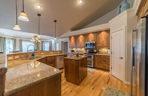 Bella Vista House | Five Stones Retreat! - Right off I49 - Golf, Biking, Hiking, Retreating!