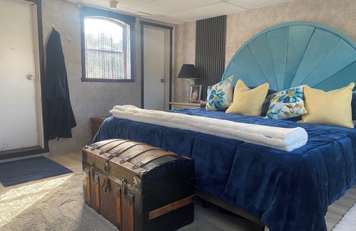 Regional District of Nanaimo Bed & Breakfast | Flagship - Floating Hotel, offers Paddle boards, kayaks. crabbing and much more