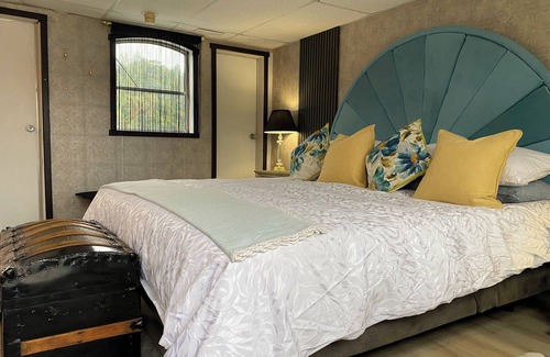 Regional District of Nanaimo Bed & Breakfast | Flagship - Floating Hotel, offers Paddle boards, kayaks. crabbing and much more