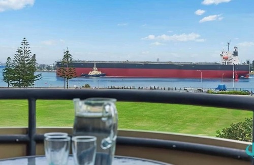 Newcastle East Apartment | Flagstaff Apartment - Newcastle harbour views