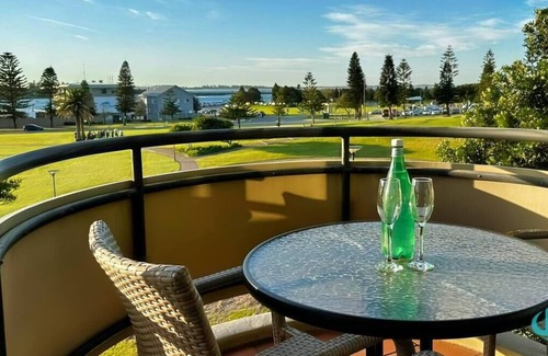 Newcastle East Apartment | Flagstaff Apartment - Newcastle harbour views