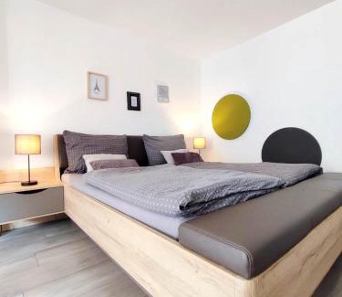Herford Apartment | Flair Apartments 'FACHWERK & FLAIR' - Altstadt-Apartment 78 qm für Urlaub oder Geschäftsreise, Innenstadtlage, ruhig, modern, 900 m Bahnhof, 24 Std Check-in, WLAN, Streaming, Küche, Regendusche, 2 x Doppelbett, direkt am neuen Markt in der Altstadt