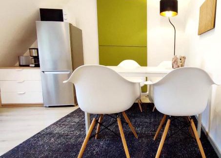 Herford Apartment | Flair Apartments 'FACHWERK & FLAIR' - Altstadt-Apartment 78 qm für Urlaub oder Geschäftsreise, Innenstadtlage, ruhig, modern, 900 m Bahnhof, 24 Std Check-in, WLAN, Streaming, Küche, Regendusche, 2 x Doppelbett, direkt am neuen Markt in der Altstadt