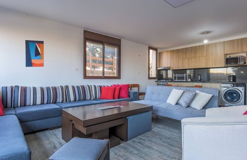 Kfardebian Apartment | Flake fall