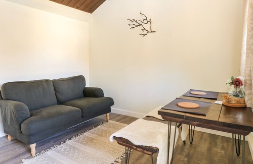 Aldermaston Wharf Apartment | FLAMENCO - NO. 7, pet friendly, with a garden in Goring-On-Thames