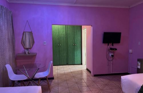 Esikhawini H Bed & Breakfast | Flamingo B&B