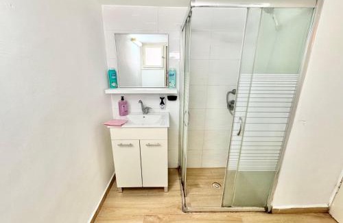 Kiryat Yam Apartment | Flamingo Beach Escape