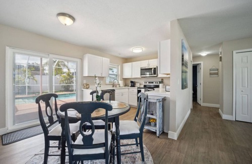 Apollo Beach House | Flamingo Cove: Pool & Relax!