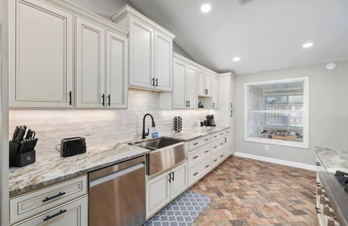 Southside House | Flamingo Fiesta Sleeps 10 Cool Pool Free Cancel