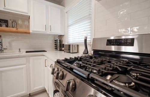 Lochwood House | Flamingo Lane House: Modern 3BD2BA w Peloton EV Charger