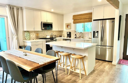 Atascadero House | Flamingo Oasis - Next to the Atascadero lake/park/zoo!