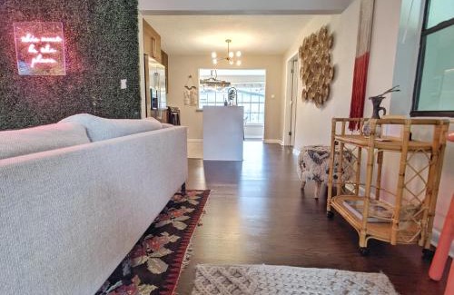 Edgewood House | Flamingo Place - 3 bedroom - 2 bath - King bed - Next to LMC