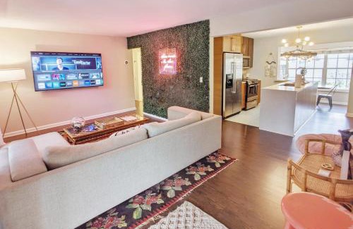 Edgewood House | Flamingo Place - 3 bedroom - 2 bath - King bed - Next to LMC