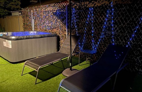 Mildura House | Flamingo Rentals - Modern 2-bed unit with BBQ & SPA ideal for holiday and business travel