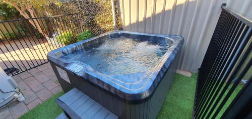 Mildura House | Flamingo Rentals - Modern 2-bed unit with BBQ & SPA ideal for holiday and business travel