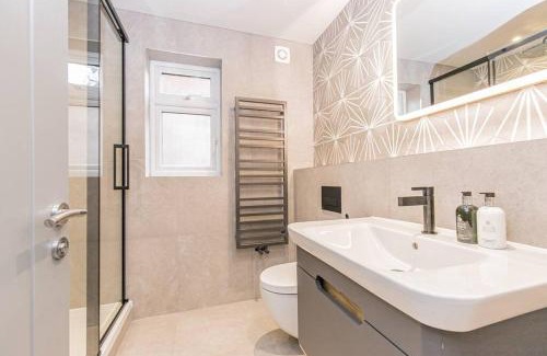 Cowley Apartment | Flat 1, 161 Crescent Road Luxury Apartment