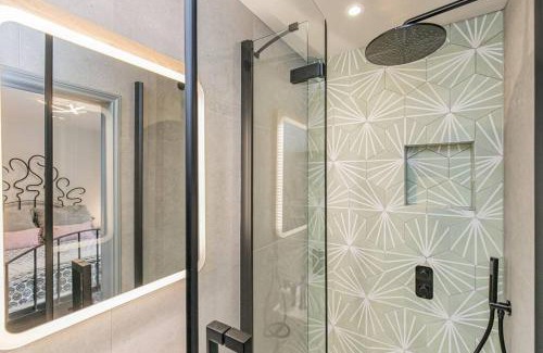 Cowley Apartment | Flat 1, 161 Crescent Road Luxury Apartment