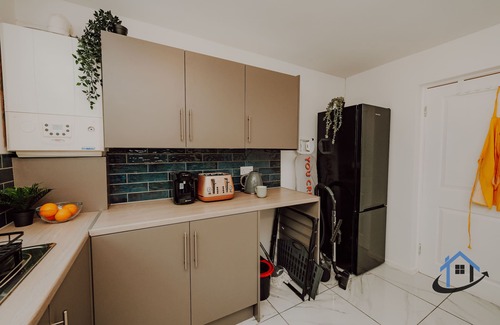 Cradley Apartment | FLAT 5 - Ground floor 2 bed apartment free parking sleeps 6