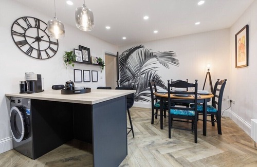 Roundhay Apartment | Flat A Stunning 2/3b flat in Roundhay, EV charging