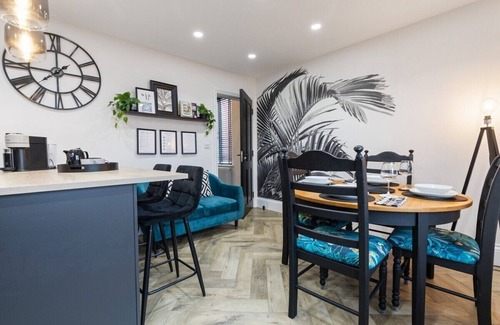 Roundhay Apartment | Flat A Stunning 2/3b flat in Roundhay, EV charging