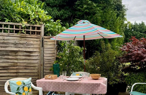 Beaconsfield Apartment | Flat Beaconsfield Bucks UKnw/patio & free parking sleeps 4