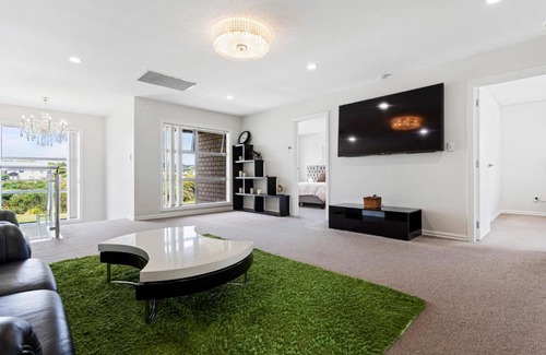 Ormiston House | Flat Bush Villa - Auckland Holiday Home