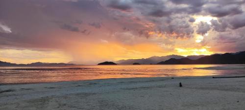 Mambucaba Apartment | Flat com portão na Praia