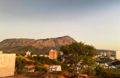Alto Esplanada Apartment | Flat com vista espetacular 2 banheiros 3 quartos área central-cozinha completa-AR- casais - grupos ou familias ou empresas