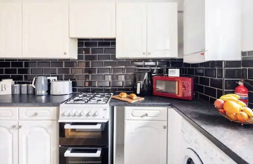 Trafford Apartment | Flat in leafy Sale, Manchester