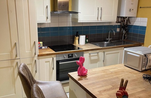 The Lane Apartment | Flat in quiet st nr E Dulwich station - 5 min to bars/restaurants of Lordship Ln