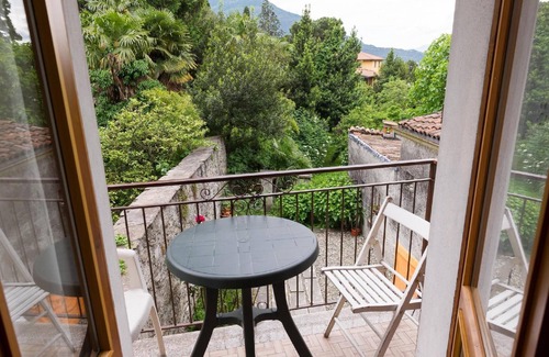 Domaso Apartment | Flat in the historic centre with balcony