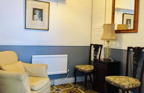 Wallingford Apartment | Flat - Sleeps 2 - Parking - Patio