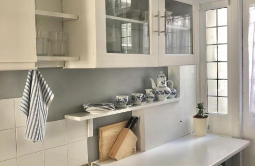 Wallingford Apartment | Flat - Sleeps 2 - Parking - Patio