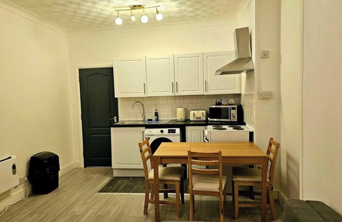 Bridgend Apartment | Flat - Sleeps 4 - WiFi