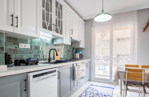 Bornova Apartment | Flat w Balcony 10 min to Forum Bornova and Metro