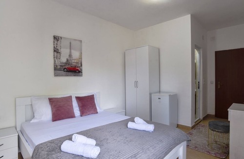 Gjerana Apartment | Flat w Balcony, Garden, 5 min to Ulcinj Long Beach