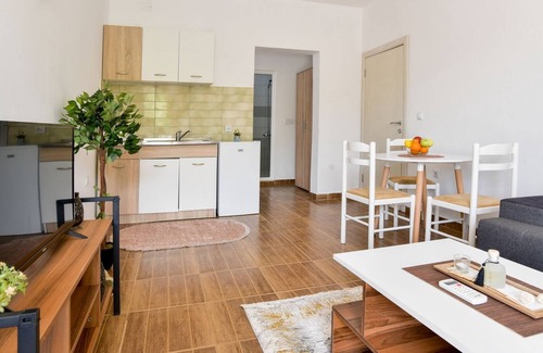 Gjerana Apartment | Flat w Garden and Balcony 5 min to Beach in Uljinc