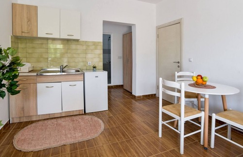 Gjerana Apartment | Flat w Garden and Balcony 5 min to Beach in Uljinc