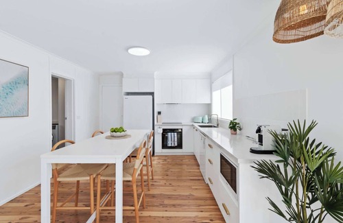 Tomakin House | Flat Walk to Barlings Beach, WiFi | Pat’s Place