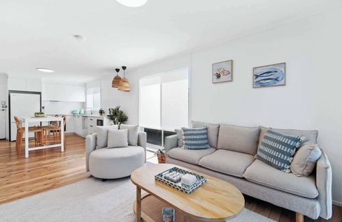 Tomakin House | Flat Walk to Barlings Beach, WiFi | Pat’s Place