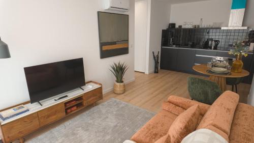 Vila Nova de Gaia Apartment | Flat with garage and balcony with view to a garden