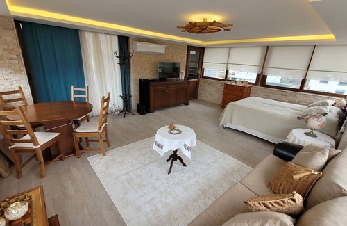 Cumhuriyet Apartment | Flat with Garden and Balcony in Seferihisar