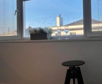 Andover Apartment | Flat with parking off High St