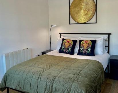 Andover Apartment | Flat with parking off High St