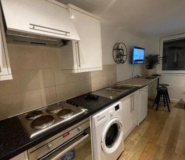 Andover Apartment | Flat with parking off High St